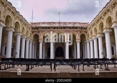 Madurai, India - 02 novembre 2018: Interno di un palazzo Thirumalai Nayakkar indiano meridionale contro il cielo blu Foto Stock