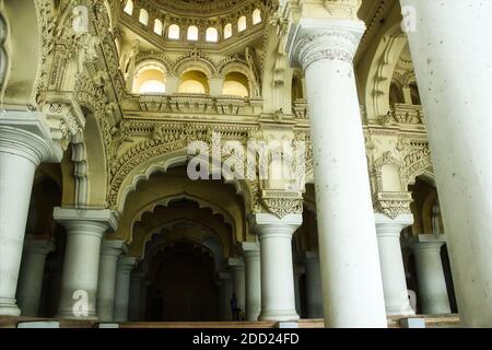 Madurai, India - 02 novembre 2018: Sala interna di un palazzo Thirumalai Nayakkar dell'India del sud e design del soffitto con arte indiana Foto Stock