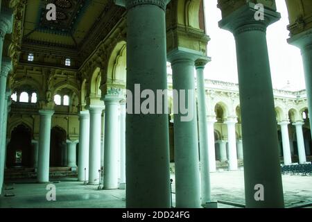 Madurai, India - 02 novembre 2018: Sala interna di un palazzo Thirumalai Nayakkar dell'India del sud. Particolare dal soffitto decorativo sulle arcate può Foto Stock