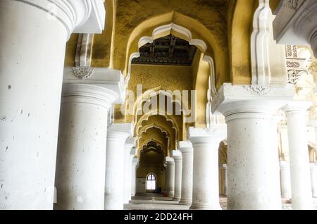 Madurai, India - 02 novembre 2018: Sala interna di un palazzo Thirumalai Nayakkar dell'India del sud. Particolare dal soffitto decorativo sulle arcate può Foto Stock