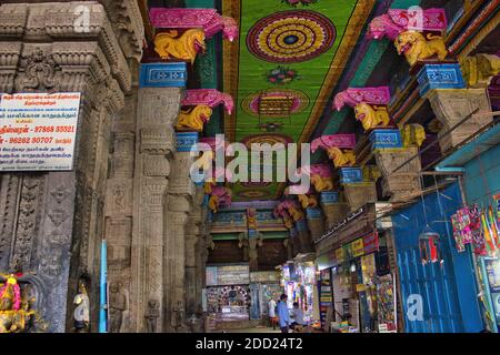 Madurai, India - 02 novembre 2018: Soffitto colorato decorato di un tempio indù chiamato Thiruparankundram Murugan o Subramanya Swamy Tempio Foto Stock