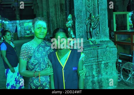 Madurai, India - 02 novembre 2018: Operatrice di manutenzione femminile del tempio indù chiamato Thiruparankundram Murugan o Subramanya Swamy Tempio Foto Stock