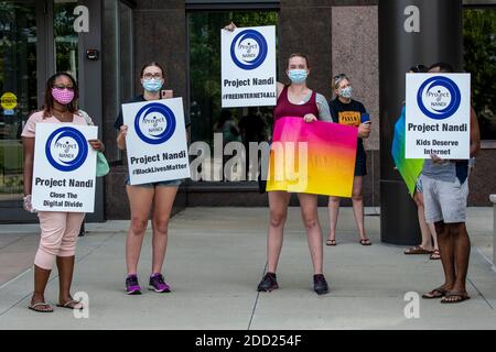 St. Paul, Minnesota. Gli attivisti dell'istruzione celebrano una Giornata Nazionale d'azione che chiede ad ogni studente di avere accesso a internet a banda larga e internet gratuito Foto Stock