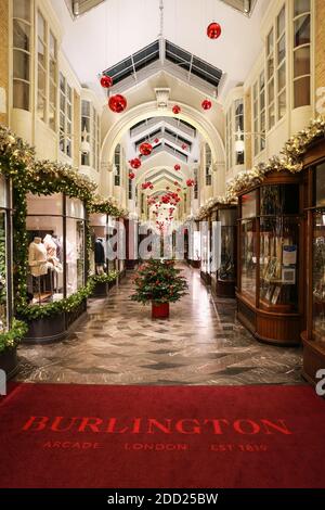 Londra, Regno Unito. 22 novembre 2020. Burlington Arcade boutique in decorazione di Natale a Piccadilly. Credito: Waldemar Sikora Foto Stock