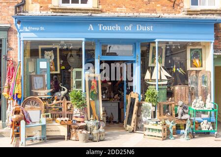 Negozio di antiquariato 'a Touch of Dust', Sheep Street, Shipston-on-Stour, Warwickshire, Inghilterra, Regno Unito Foto Stock