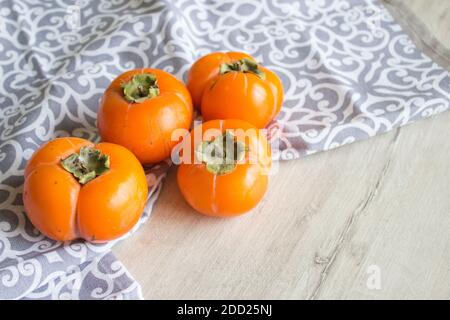 Fresco persimmon maturo, persimmon. Vitamine in inverno Foto Stock