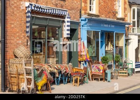 Negozio di antiquariato 'a Touch of Dust', Sheep Street, Shipston-on-Stour, Warwickshire, Inghilterra, Regno Unito Foto Stock