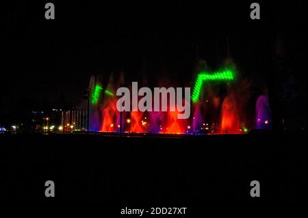 Giochi di luce d'acqua al Magic Water Circuit (il più grande complesso di fontane del mondo), Parco della Riserva, Lima, Perù. Foto Stock