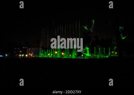 Giochi di luce d'acqua al Magic Water Circuit (il più grande complesso di fontane del mondo), Parco della Riserva, Lima, Perù. Foto Stock