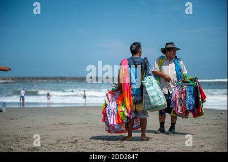 Venditori alla spiaggia di Chorrillos a Lima, Perù - 1 maggio 2015 Foto Stock