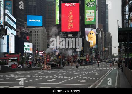 Manhattan, New York. 22 ottobre 2020. Vuoto VII viale con vista Coca Cola segno in Times Square. Foto Stock