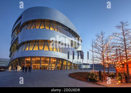 Stoccarda, Germania - 27 dicembre 2016 - scena del crepuscolo con il Museo Mercedes-Benz vicino Stoccarda, Germania, oggi una delle attrazioni più popolari Foto Stock
