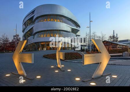 Stoccarda, Germania - 27 dicembre 2016 - scena del crepuscolo con il Museo Mercedes-Benz vicino Stoccarda, Germania, oggi una delle attrazioni più popolari Foto Stock