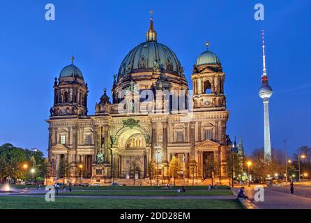 Cattedrale di Berlino (o Berliner Dom, o Chiesa evangelica Suprema e Collegiata) al crepuscolo con la torre della televisione (Fernsehturm) sullo sfondo, Foto Stock