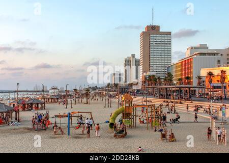 TEL AVIV, ISRAELE - 10 agosto 2018 - Tramonto della famosa passeggiata e delle spiagge di Tel Aviv in Israele. Foto Stock