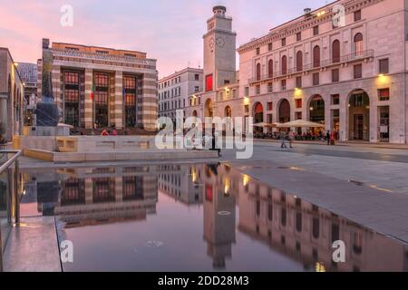 Scena del crepuscolo in Piazza della Vittoria a Brescia. Foto Stock