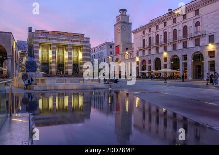Scena del crepuscolo in Piazza della Vittoria a Brescia. Foto Stock