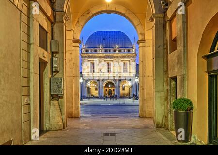 Scena serale di Piazza della Loggia, Brescia, Italia visto dal passaggio sotto la Torre Astronomica. Foto Stock