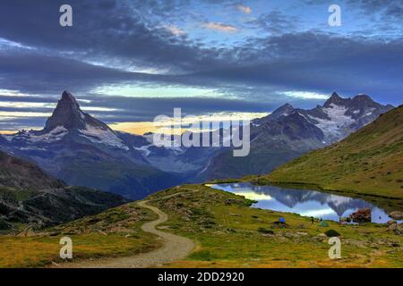 Prima dell'alba con il famoso Cervino (4478m) e il Lago di Stellisee, appena sopra Zermatt, Svizzera Foto Stock
