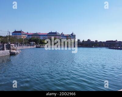 Attrazioni per famiglie a Dubai | parchi e resort a Dubai - Riverland Parco del villaggio francese | tema della città europea d'epoca Foto Stock