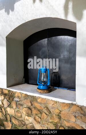 Rustico lanterna blu in una finestra esterna, Arusha, Tanzania Foto Stock