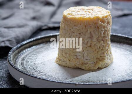 Collezione di formaggi, French soft Chabichou del Poitou formaggio a base di latte di capra nella regione Nouvelle-Aquitaine, Francia primo piano Foto Stock