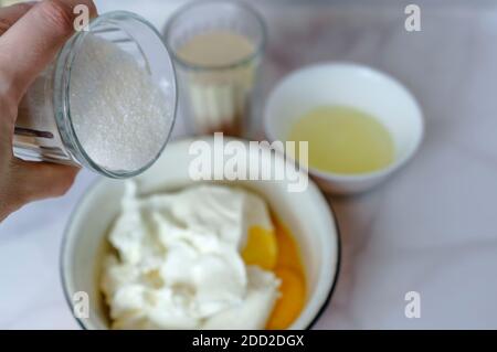 Casetta formaggio casserolo processo di cottura, mescolando ingredienti Foto Stock