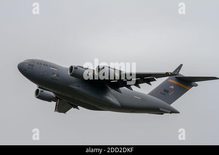 Boeing C17A Globemaster III con la 15th Ala dell'aeronautica statunitense e la 154th Ala della Guardia nazionale aerea delle Hawaii che decolgono alla base aerea di Atsugi. Giappone Foto Stock