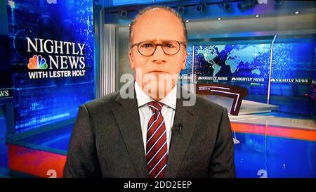 Uno screenshot televisivo di NBC Nightly News ancora Lester Holt che riporta la rete 's newscast sera. Foto Stock