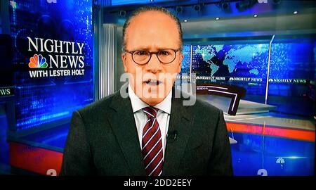 Uno screenshot televisivo di NBC Nightly News ancora Lester Holt che riporta la rete 's newscast sera. Foto Stock