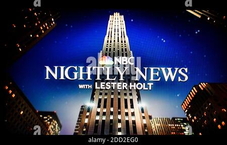 Uno screenshot televisivo di NBC Nightly News ancora Lester Holt che riporta la rete 's newscast sera. Foto Stock