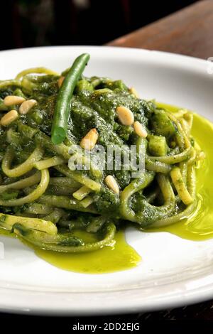 passo dopo passo dagli spaghetti alla salsa al pesto Foto Stock