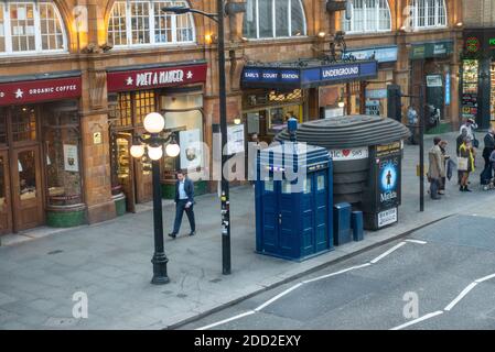 Una scatola di polizia in stile dottor Who TARDIS fuori dalla stazione della metropolitana di Earl's Court. Telefono della polizia di fronte alla stazione della metropolitana di Earls Court, Londra UK. Foto Stock