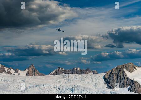 Un elicottero che sorvolava il ghiacciaio Franz Josef mentre camminavamo Magnifico pavimento glaciale nelle Alpi meridionali della Nuova Zelanda Foto Stock