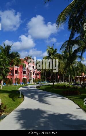 Riviera Maya/ Quintana Roo/Messico - 20 gennaio 2020: Tipico edificio rosso messicano circondato da palme Foto Stock