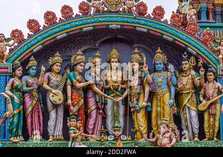 Kadirampura, Karnataka, India - 4 novembre 2013: Tempio di Sri Murugan. Closeup di statue colorate insieme che rappresentano il matrimonio di Murugan ambientato in cima Foto Stock