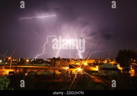Fulmini colpisce dai cieli tempestosi sul paesaggio urbano. Foto Stock