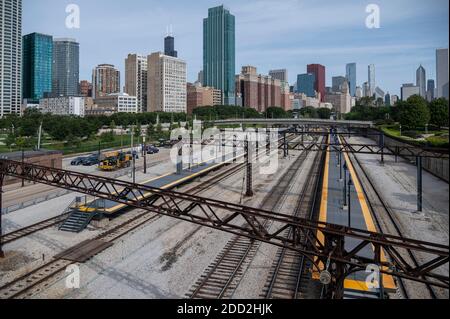 Molti treni che portano nel centro di Chicago Foto Stock