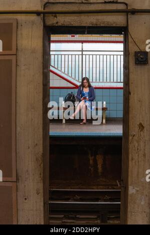 Donna in attesa di treno alla stazione L in Chicago Foto Stock