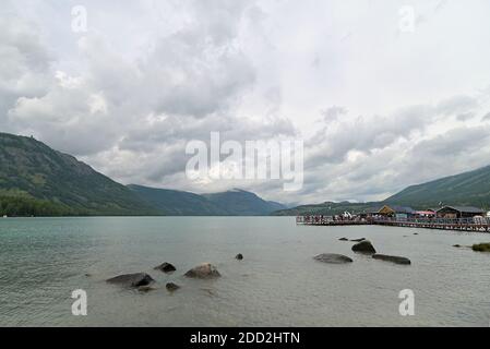 Kanas Lake, situato in una valle dei Monti Altai, all'estremità settentrionale di Xinjiang, Cina, vicino al confine con la Russia. Foto Stock