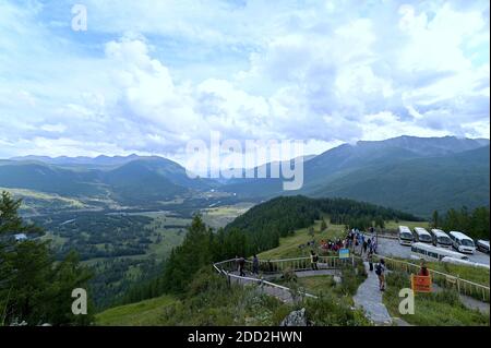 Vista aerea della zona panoramica del lago Kanas, situato in una valle nelle montagne Altai, vicino alla punta settentrionale di Xinjiang, Cina Foto Stock