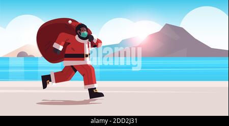 babbo natale afroamericano in maschera che corre sulla spiaggia di mare con sacco pieno di regali nuovo anno buon natale vacanze celebrazione concetto estate vacanza seascape intera lunghezza orizzontale illustrazione vettoriale Illustrazione Vettoriale