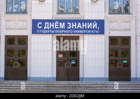 Volgograd, Russia - 26 agosto 2019: L'iscrizione 'Happy knowledge day, studenti dell'università di punta!' sulla facciata dell'edificio Foto Stock