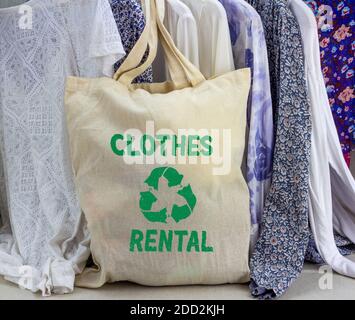 Rent vestiti e riciclare l'icona vestiti su borsa di tessuto con magliette appesi a noleggio, la moda sostenibile e zero rifiuti Foto Stock