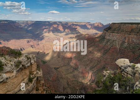 guardando lungo il luminoso sentiero dell'angelo nel grande parco nazionale del canyon dell'arizona, stati uniti Foto Stock