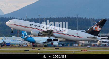 Richmond, British Columbia, Canada. 19 maggio 2020. Un jet di cargo aereo Cargojet Airways Boeing 767 (767-35E) (C-GYAJ) decade dall'Aeroporto Internazionale di Vancouver. Credit: Bayne Stanley/ZUMA Wire/Alamy Live News Foto Stock