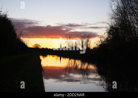 La chiesa di Kings Sutton si riflette nel canale di Oxford all'alba in autunno. Kings Sutton, confine tra Oxfordshire e Northamptonshire, Inghilterra. Silhouette Foto Stock