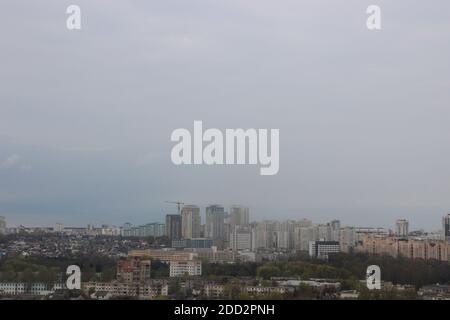 Minks, Belarus panorama di nuovi quartieri sotto il cielo nuvoloso. Foto Stock