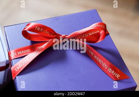 Berlino, Germania. 20 Nov 2020. Un pacchetto regalo con un nastro regalo con l'impronta "i risvolti si avverano". Credit: Jens Kalaene/dpa-Zentralbild/ZB/dpa/Alamy Live News Foto Stock