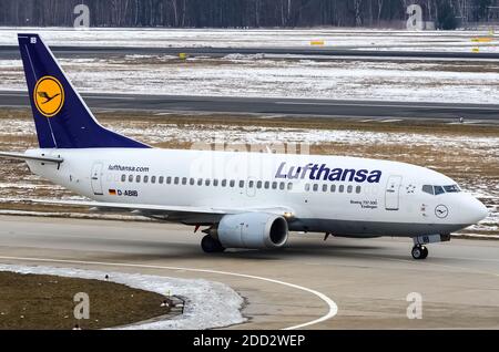 Lufthansa Boeing 737-300 all'aeroporto Tegel di Berlino Foto Stock